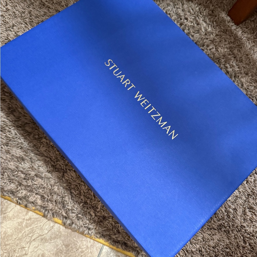 Stuart Weitzman City II boots is brand new original Blue Box